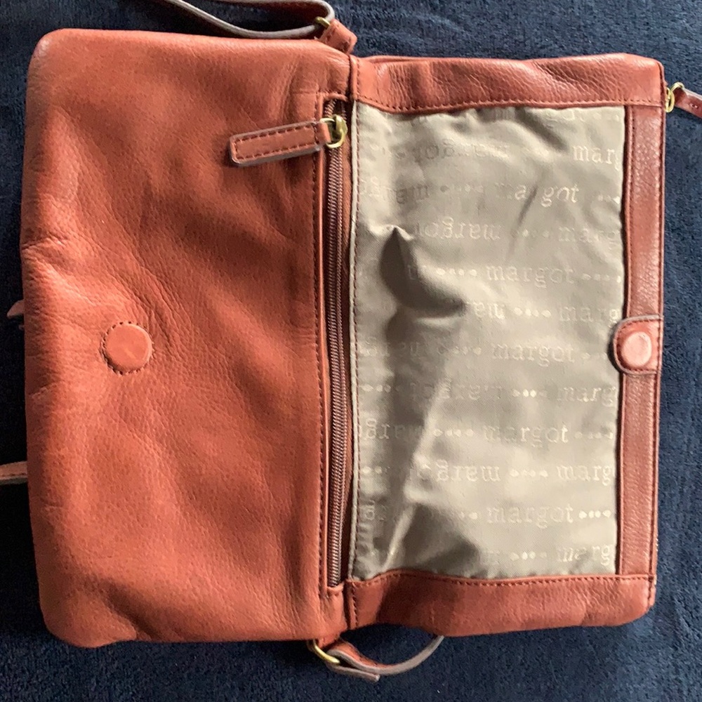 New mint condition Margot leather purse. Magnetic